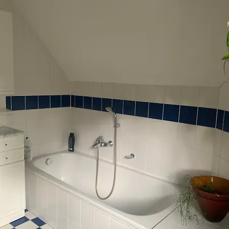 Sonniges Dachzimmer בית אירוח